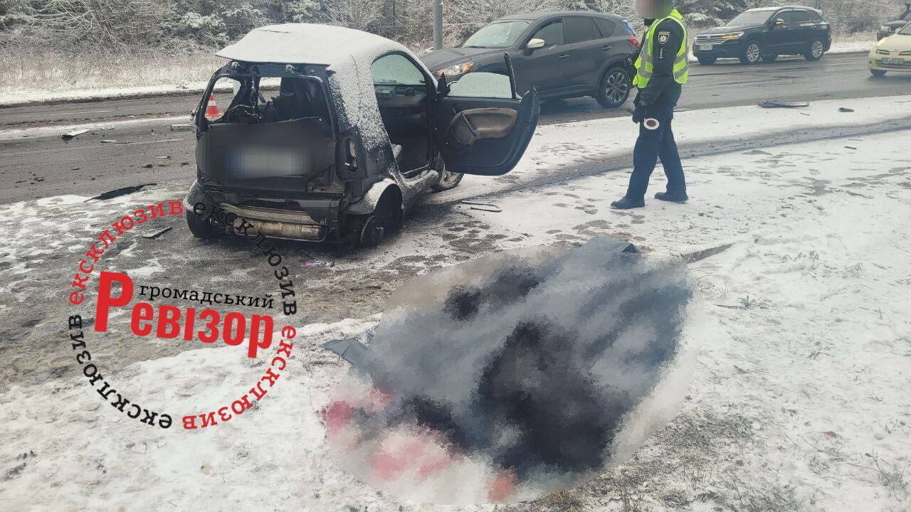 В Киеве на Броварском проспекте произошло лобовое столкновение двух легковушек: есть погибшая. Фото и видео