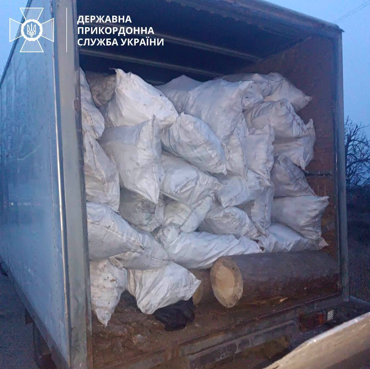 "Елемент дизайну": вантажівка везла до Києва на продаж 3 тонни кори дерев з Чорнобильської зони. Фото