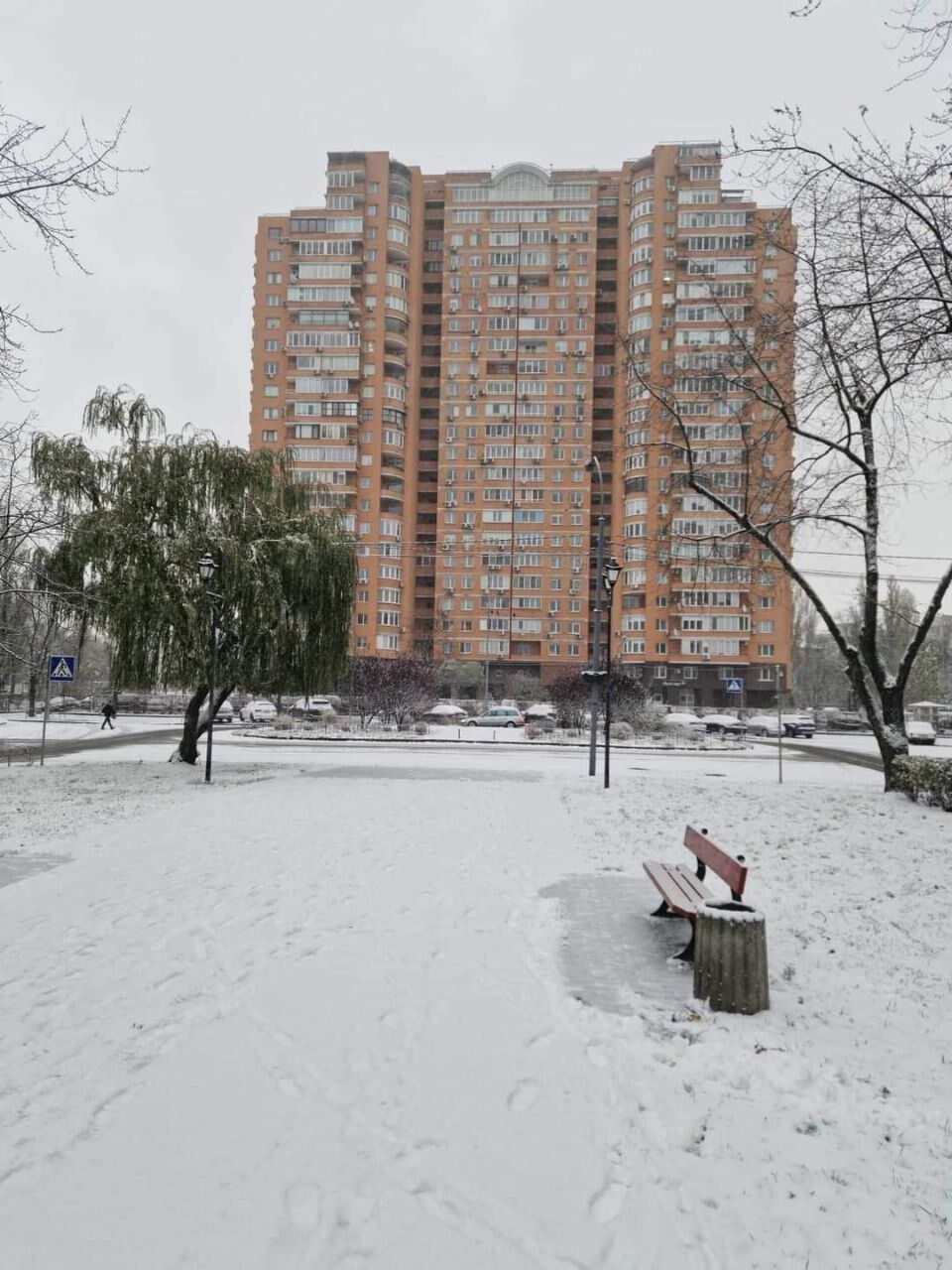 В Киев пришла настоящая зима: дороги засыпало снегом, водителей предупредили о гололедице. Фото и видео
