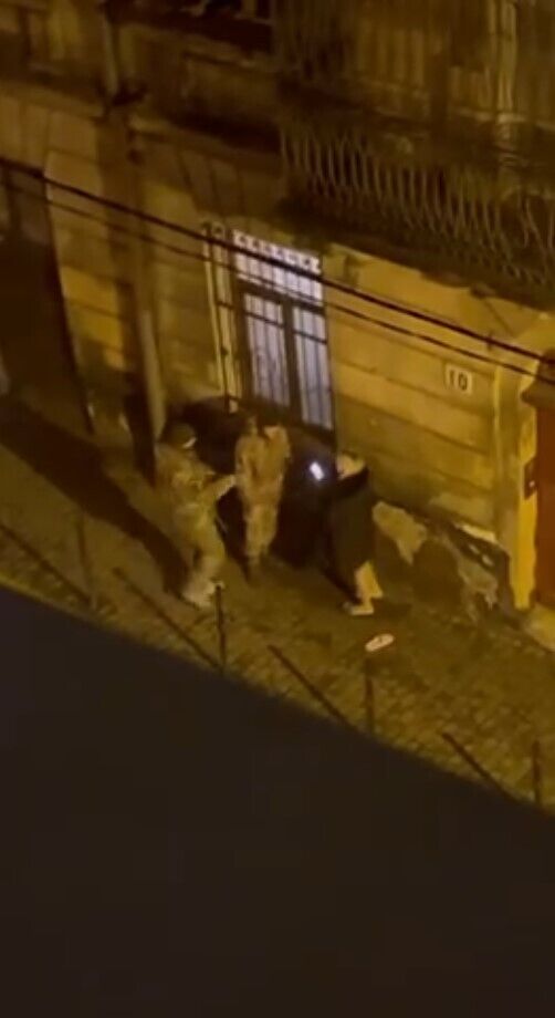 П'ятеро на одного: у мережі з'явилося відео "пакування" чоловіка працівниками ТЦК у бус у Львові, проводиться перевірка