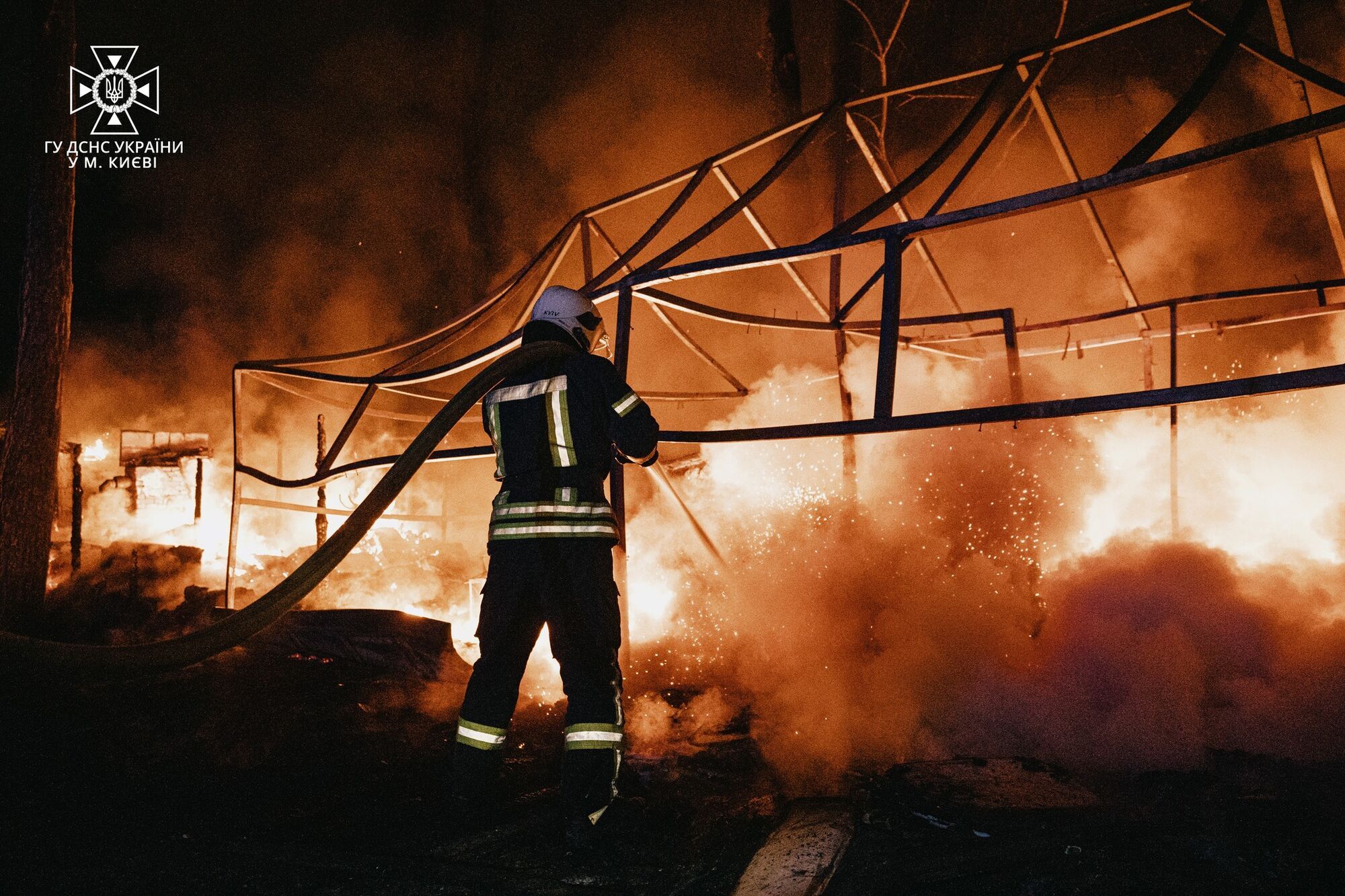 У популярному місці відпочинку Києва сталась масштабна пожежа. Фото і відео