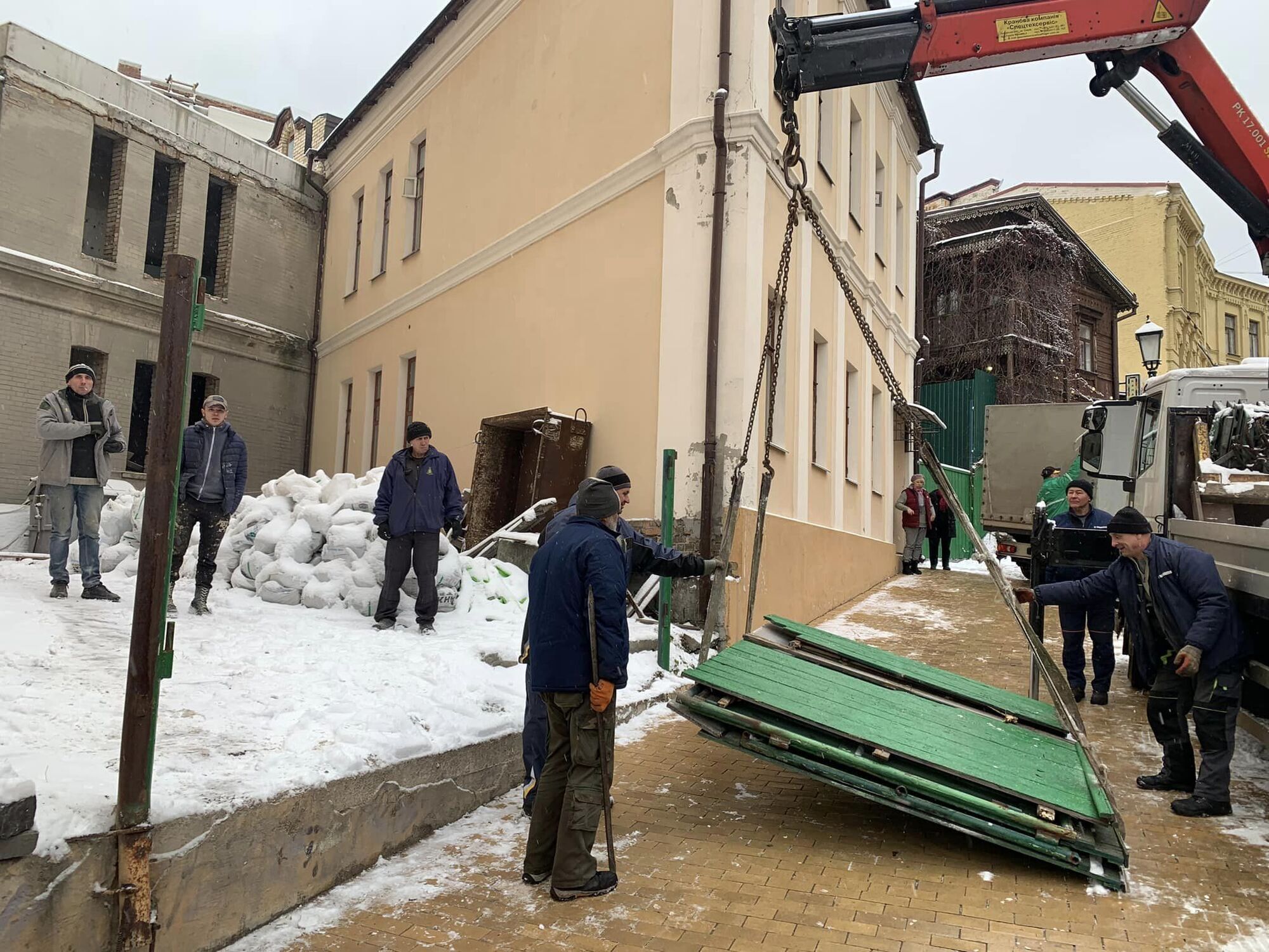 У Києві прибрали незаконний паркан біля Замку Річарда. Фото