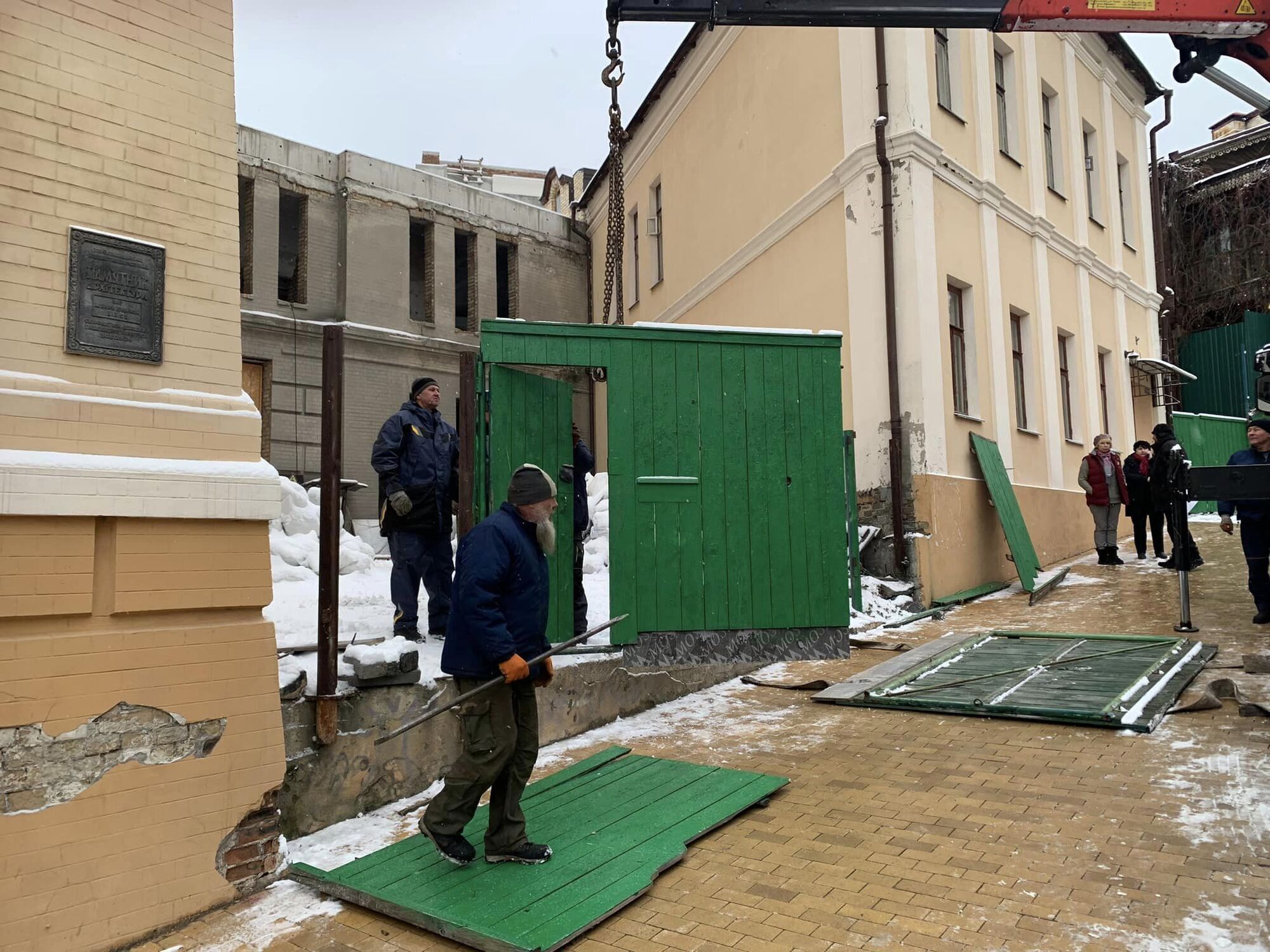 У Києві прибрали незаконний паркан біля Замку Річарда. Фото