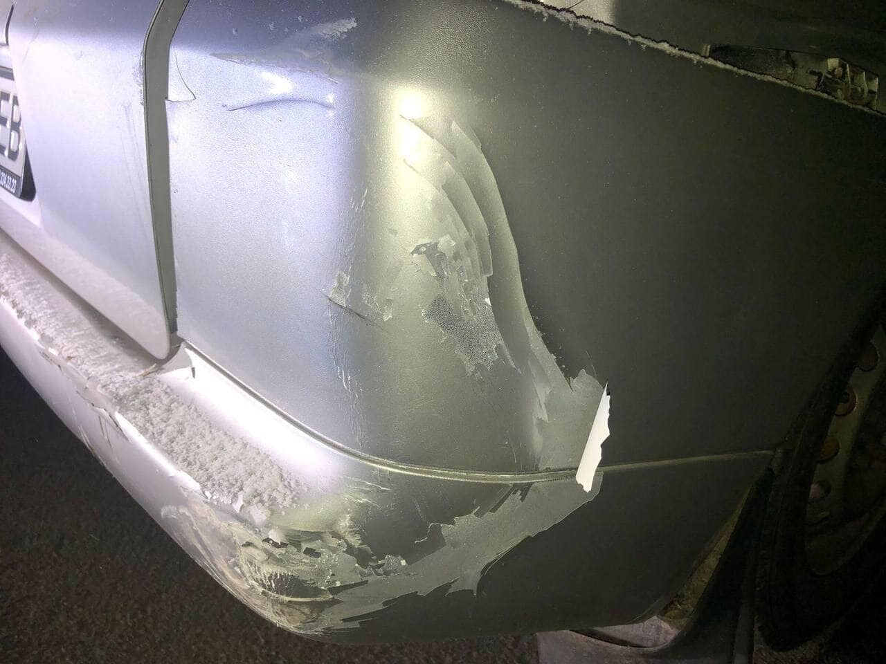 Под Киевом пьяный водитель Mercedes сбил пешехода: убегая с места ДТП, он протаранил легковушку. Фото