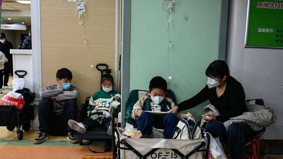 Китаєм шириться невідоме респіраторне захворювання: лікарні переповнені людьми із симптомами "недіагностованої пневмонії". Фото і відео