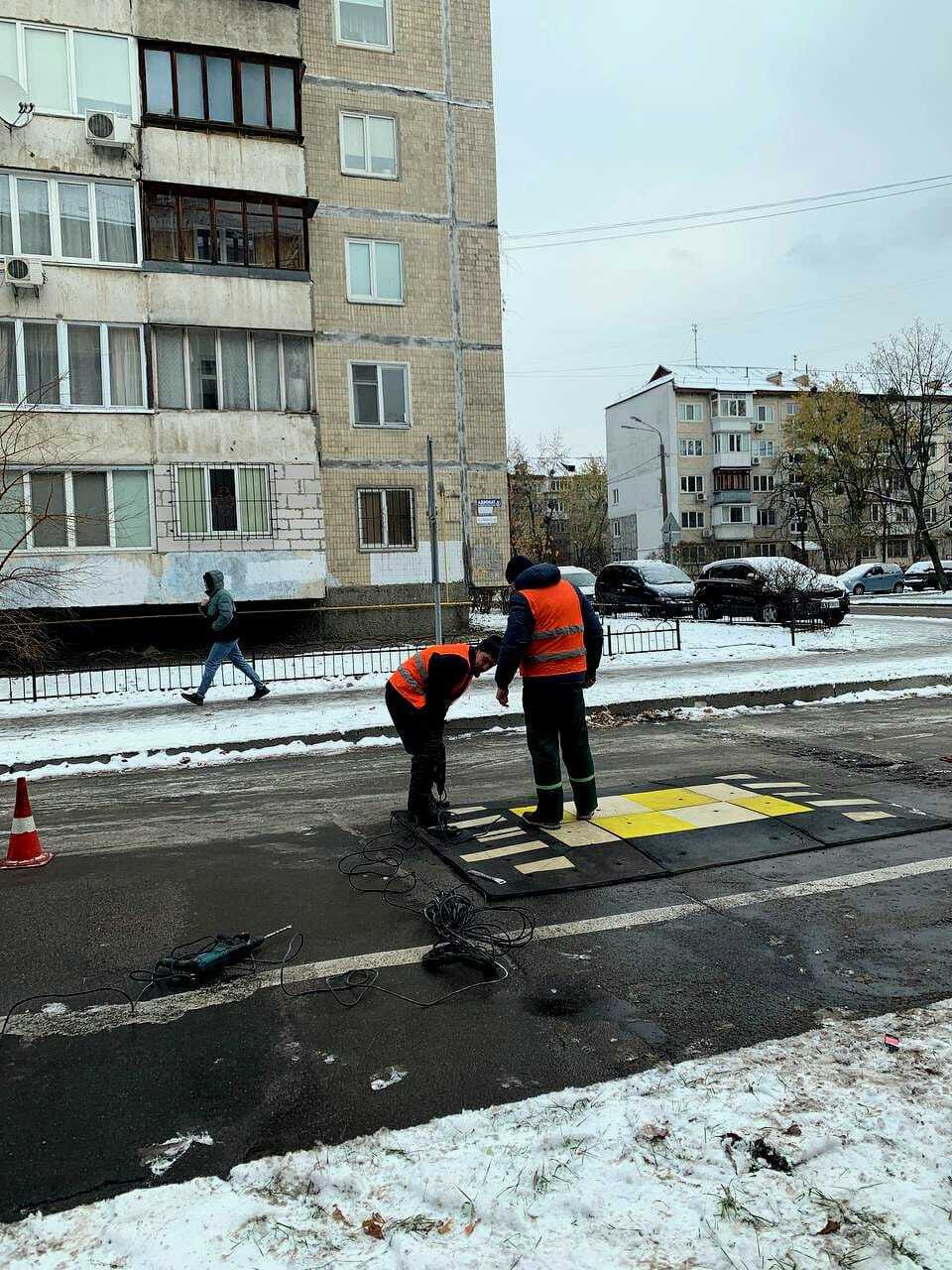 У Києві тестують новий вид "лежачого поліцейського". Фото