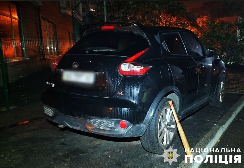 У Києві жінка битою пошкодила чотири авто: свої дії вона пояснити не змогла. Фото