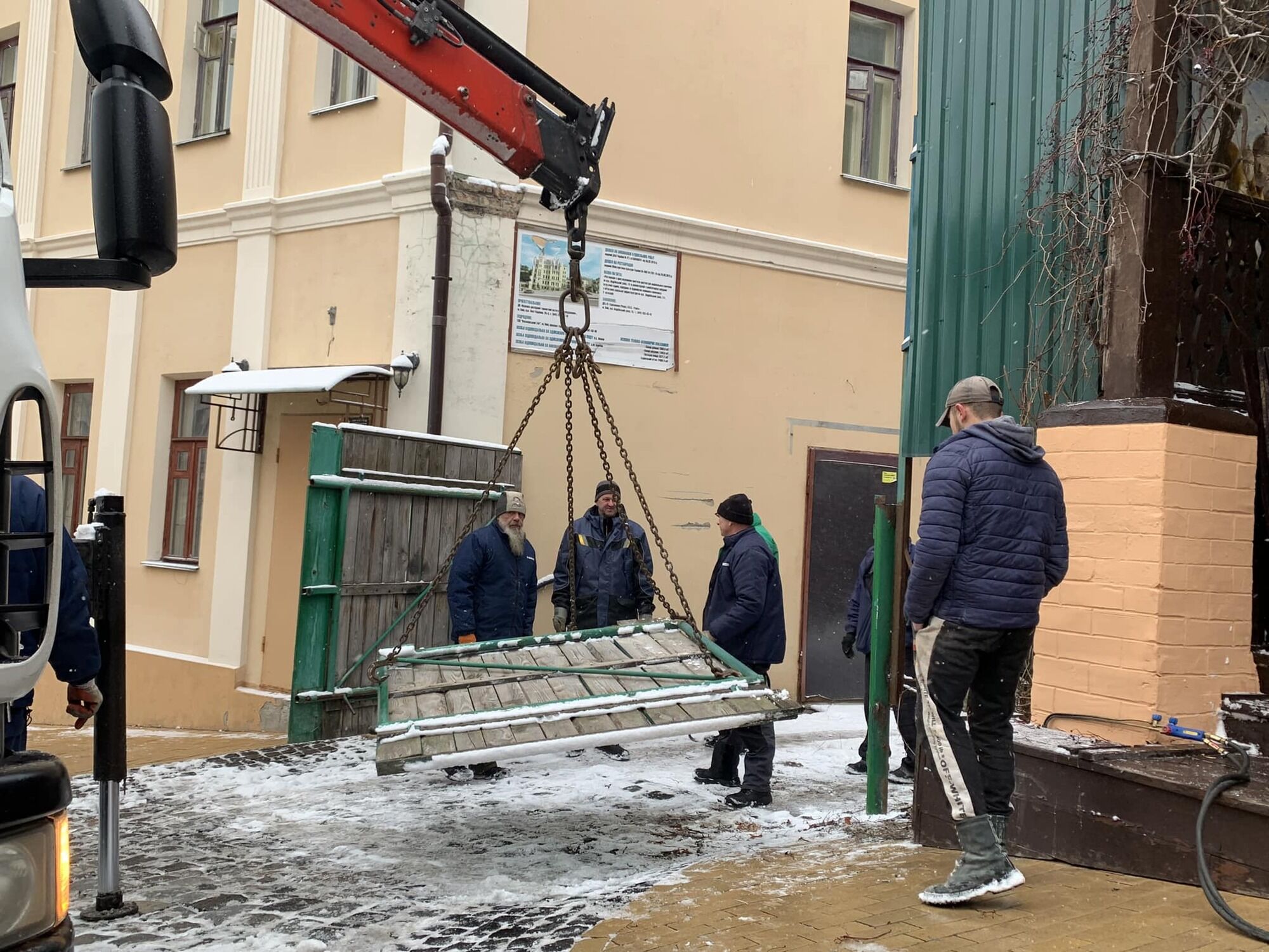 У Києві прибрали незаконний паркан біля Замку Річарда. Фото