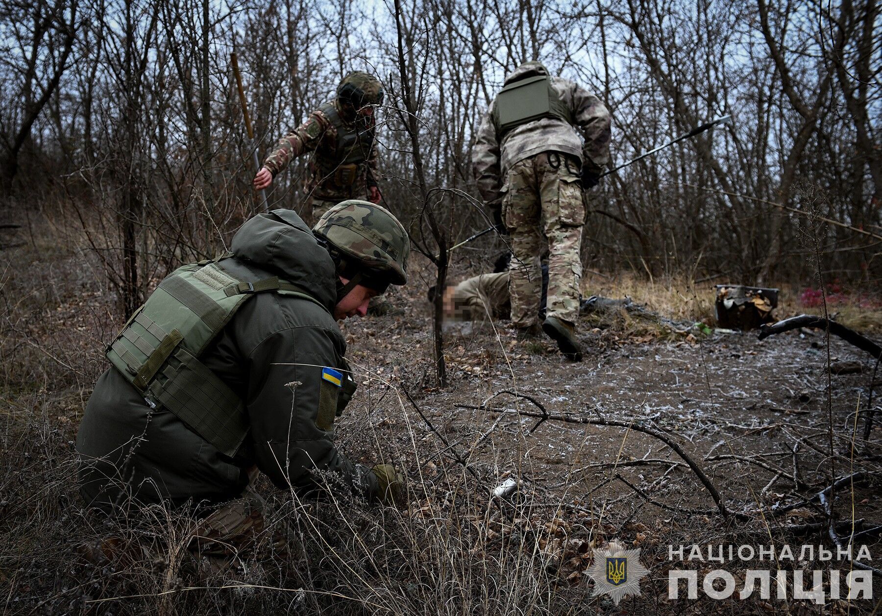 "Тихе полювання" закінчилося трагічно: на Запоріжжі чоловік кинув до торби з грибами частину снаряду і загинув від вибуху. Фото 