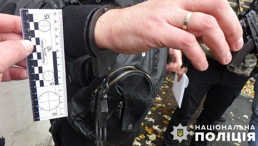В Киеве задержали подозреваемых в нападении на предпринимателя: заковали в наручники и забрали сумку с 2 млн грн. Фото и видео