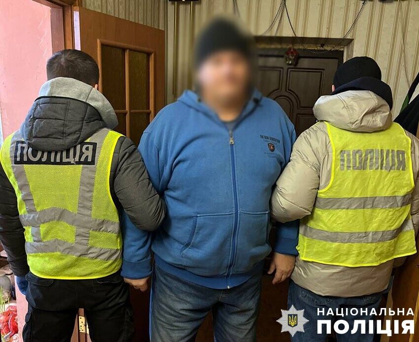У Києві затримали підозрюваних у нападі на підприємця: закували в кайданки та забрали сумку з 2 млн грн. Фото і відео
