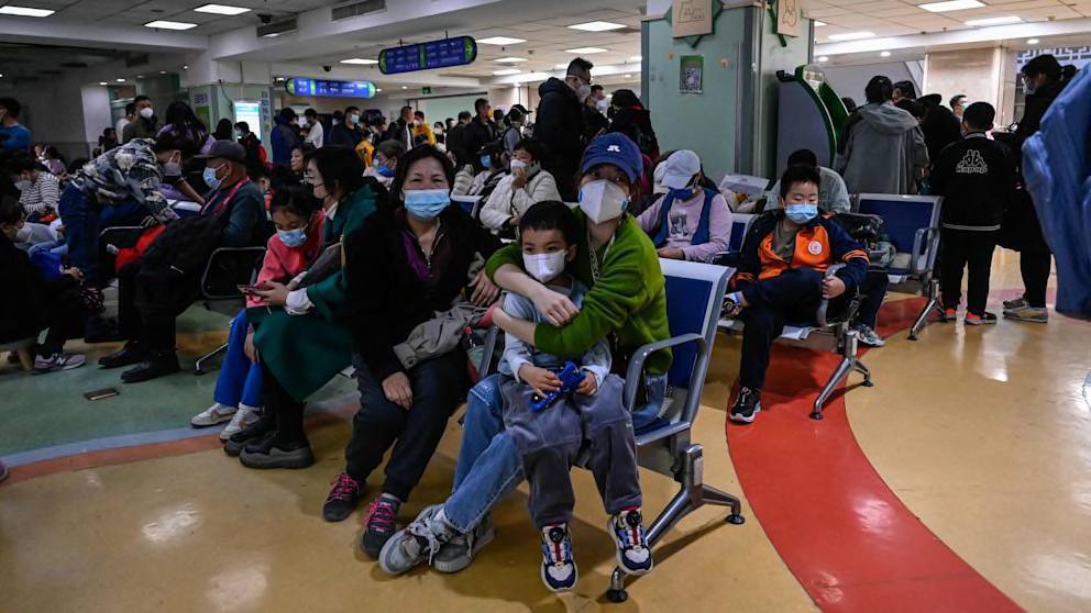 Китаєм шириться невідоме респіраторне захворювання: лікарні переповнені людьми із симптомами "недіагностованої пневмонії". Фото і відео