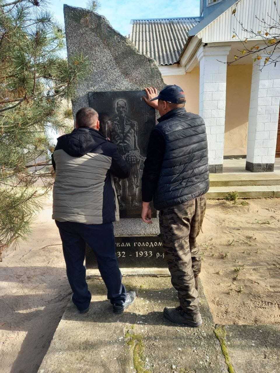 Оккупанты сносят на Херсонщине памятники жертвам Голодомора. Фотофакты