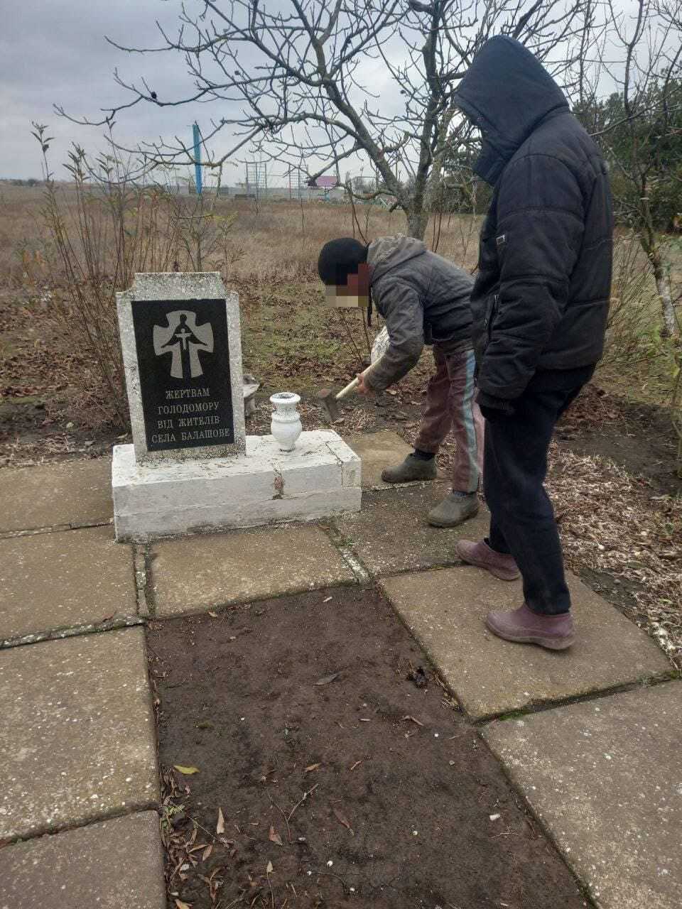 Окупанти зносять на Херсонщині пам’ятники жертвам Голодомору. Фотофакти