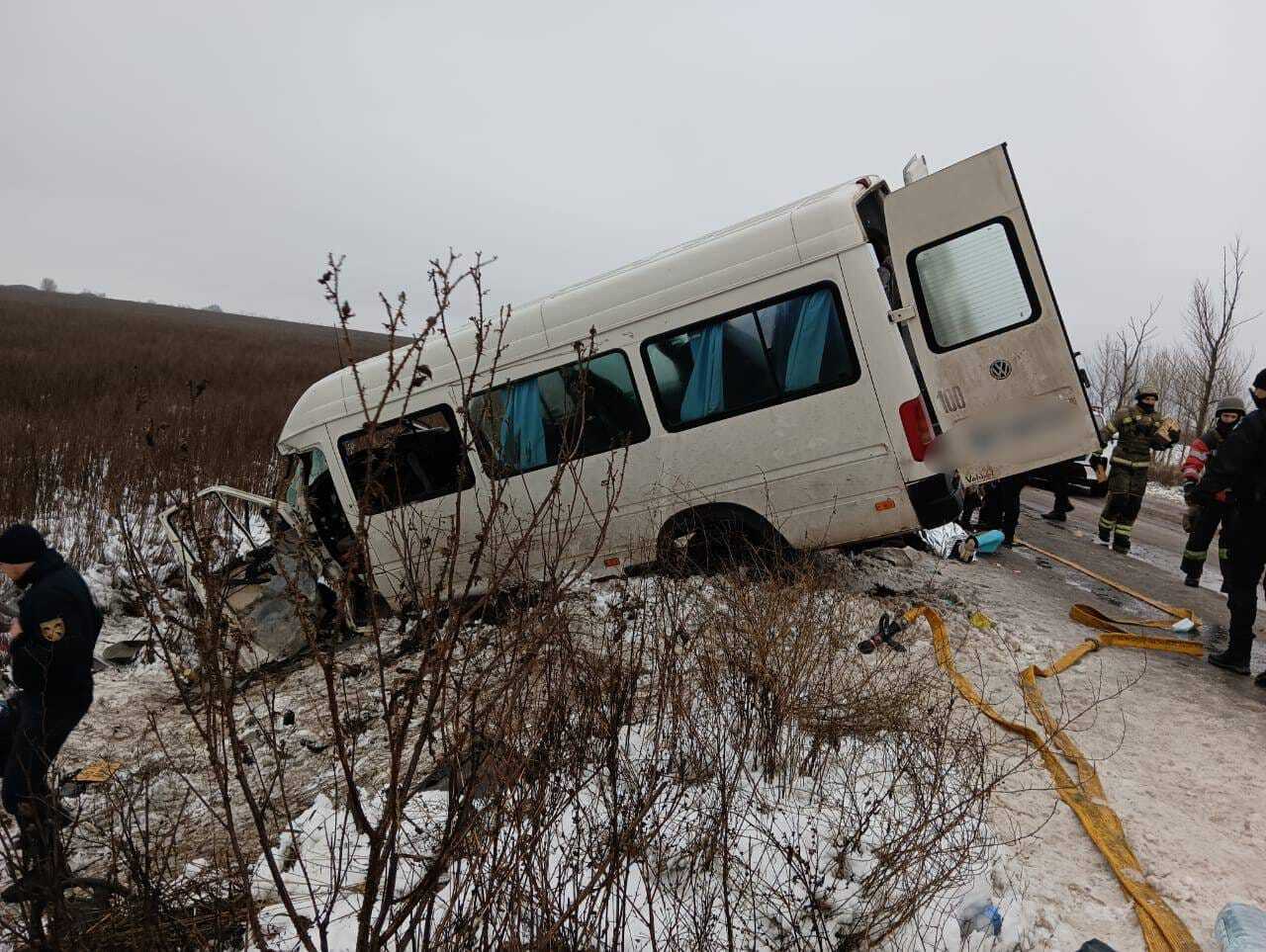 На Харківщині у ДТП потрапив мікроавтобус: є загиблий, 18 осіб постраждали. Фото