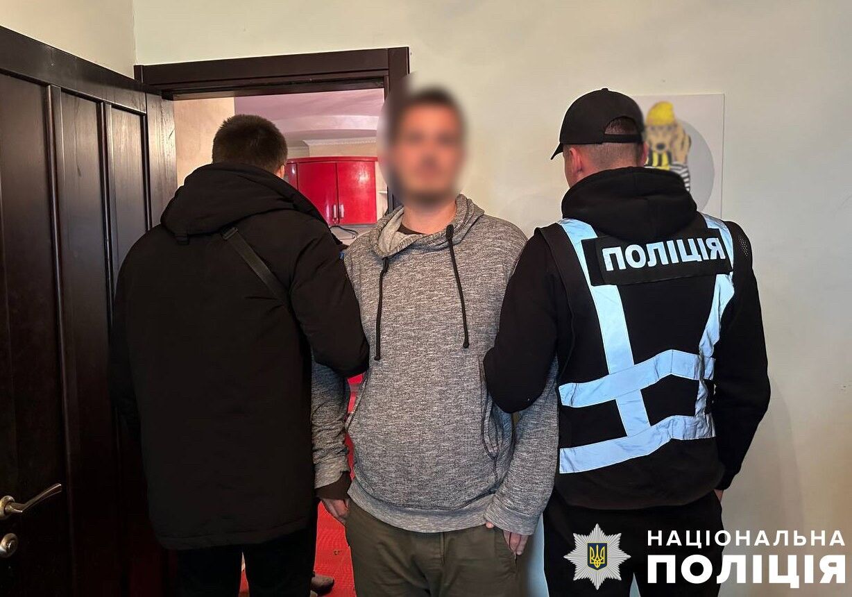 У Києві викрили чоловіка, який розповсюджував дитячу порнографію та запрошував неповнолітніх до себе. Фото