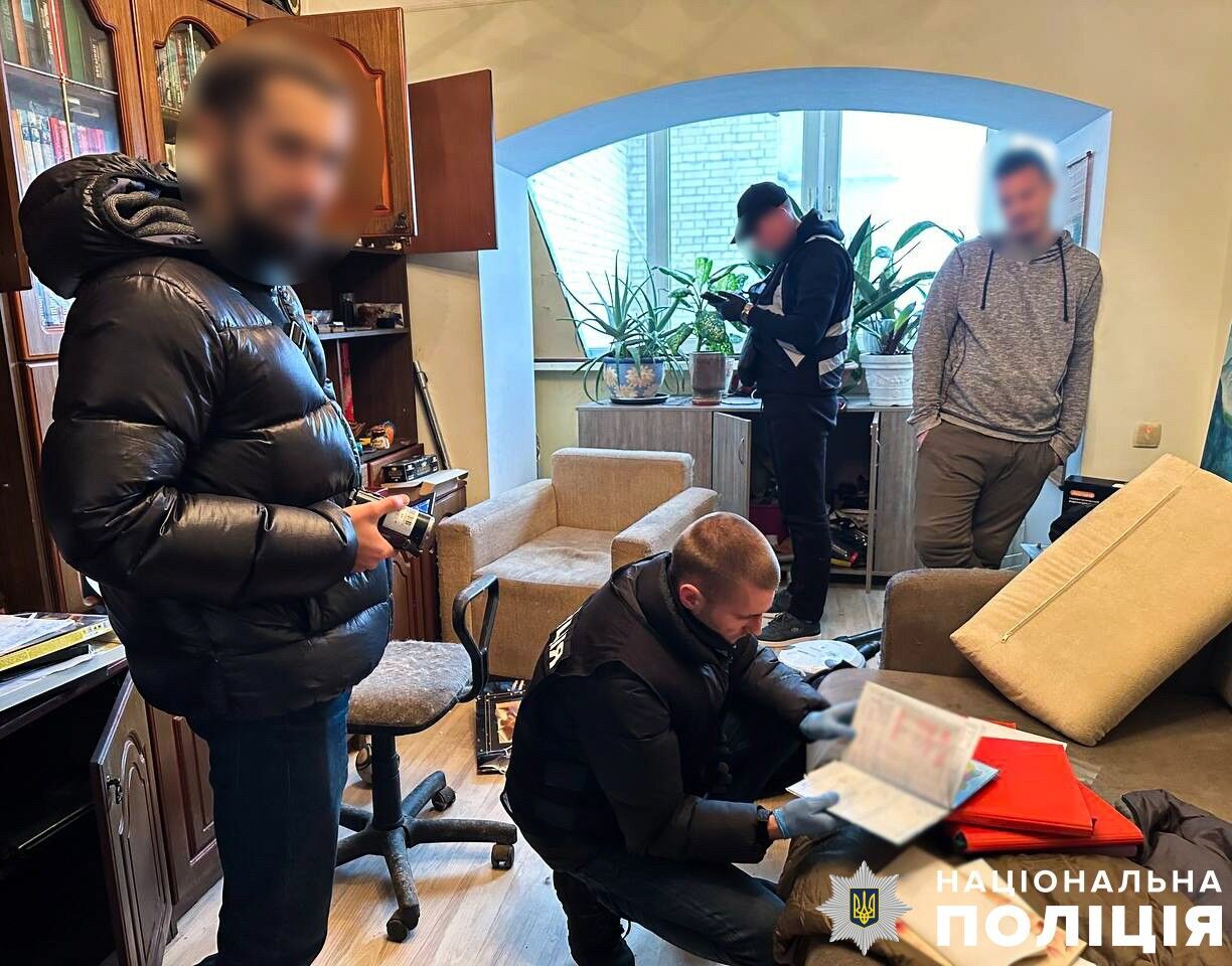 У Києві викрили чоловіка, який розповсюджував дитячу порнографію та запрошував неповнолітніх до себе. Фото