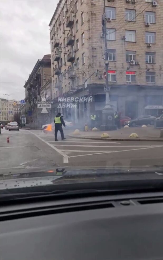 В центре Киева при движении загорелся мопед работника службы доставки. Видео