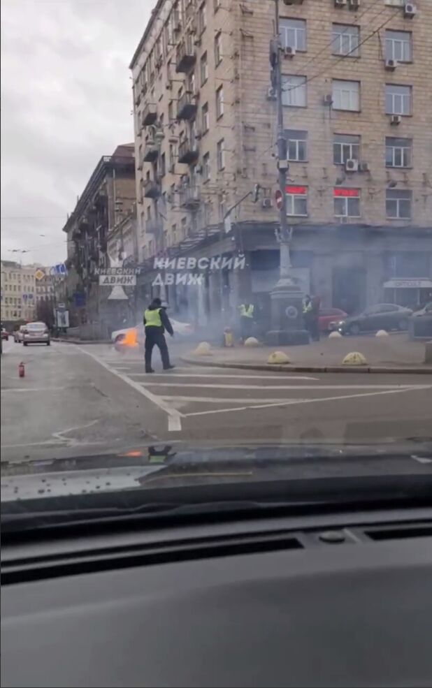 У центрі Києва під час руху загорівся мопед працівника служби доставки. Відео