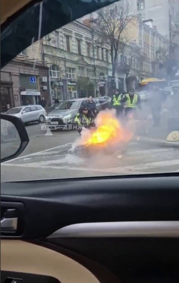 У центрі Києва під час руху загорівся мопед працівника служби доставки. Відео