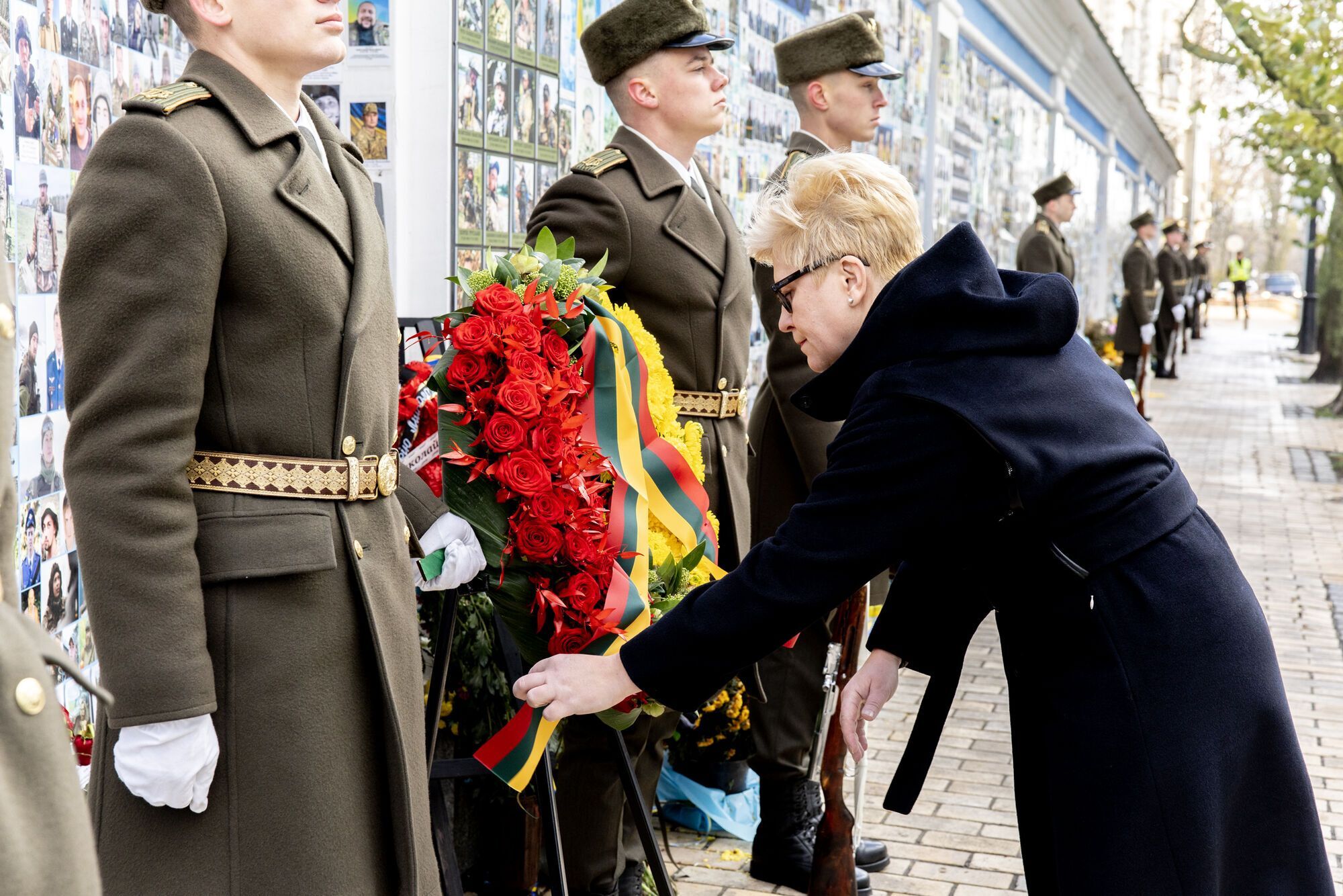 Прем’єрка Литви приїхала до Києва і вшанувала загиблих Героїв. Фото