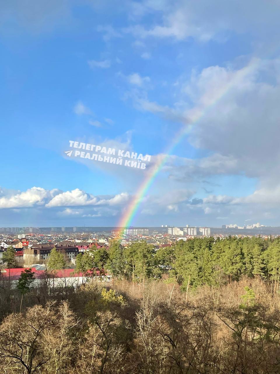 В Киеве выпал град, а затем на небе появилась радуга. Фото и видео