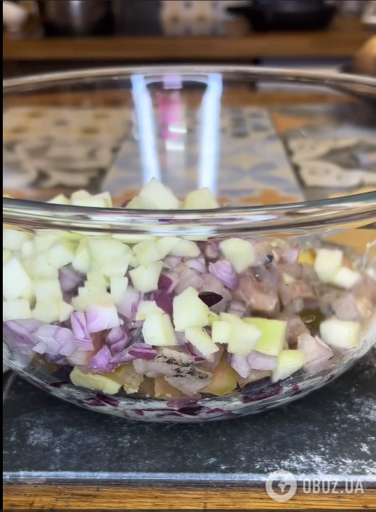 Простіший за ''Шубу'': який смачний салат приготувати з буряком та оселедцем 