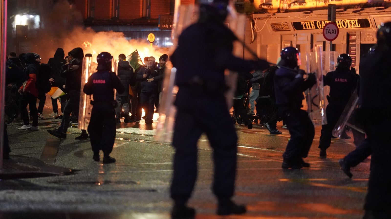 В столице Ирландии иммигрант из Алжира напал с ножом на прохожих: в городе вспыхнули антиисламские протесты. Фото и видео