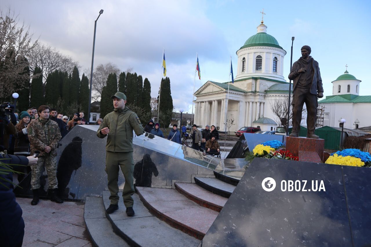 "Хіба можна це забути?" Поранений воїн виступив із потужною промовою на відкритті пам'ятника Олександру Мацієвському. Відео