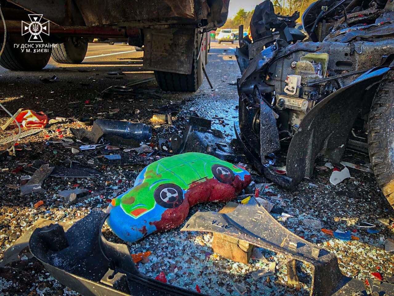 У Києві зіткнулись легковик та вантажівка: є загиблий, серед постраждалих – діти. Фото і відео