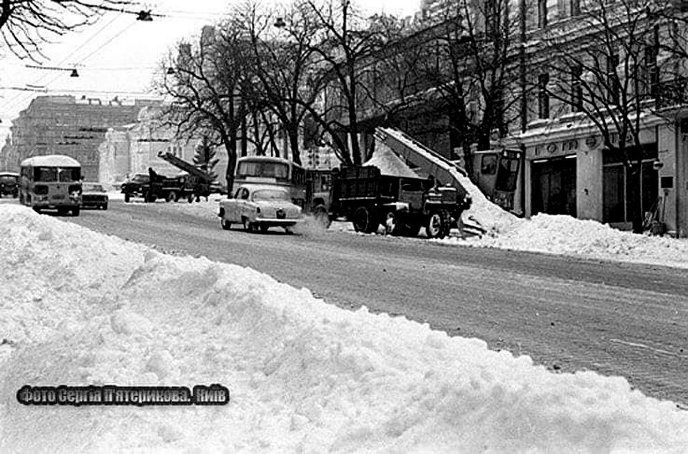 У мережі показали, як прибирали сніг у Києві в 1970-х роках. Архівні фото