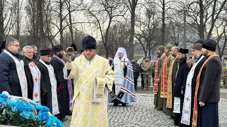 Несли цветы и зажигали лампадки: в Украине почтили память жертв Голодоморов, акции прошли в разных городах. Фото