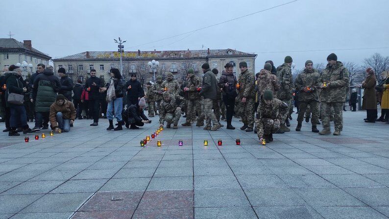 Несли квіти та запалювали лампадки: в Україні вшанували пам’ять жертв Голодоморів, акції пройшли в різних містах. Фото