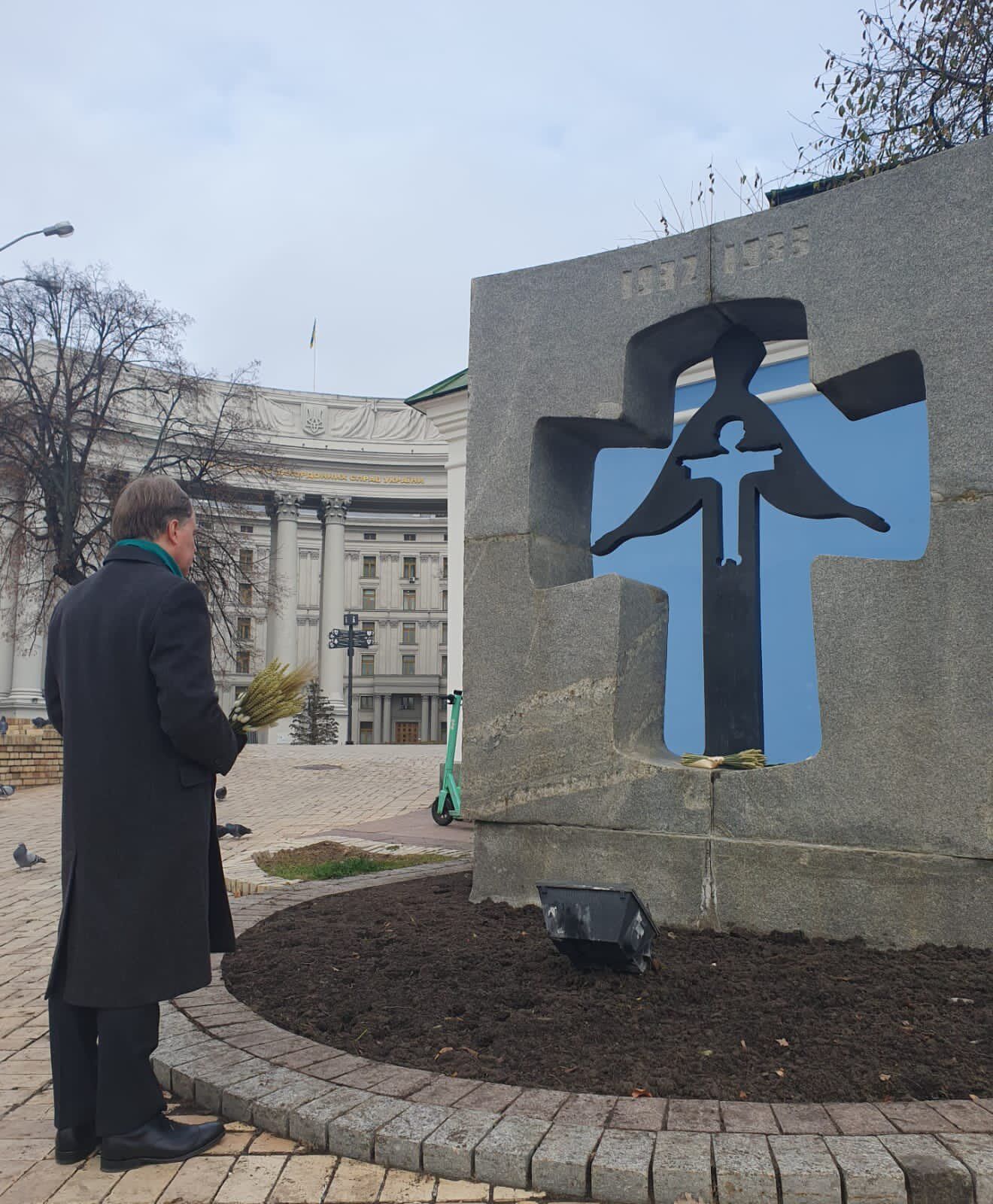 Західні лідери та дипломати вшанували пам'ять жертв Голодомору, влаштованого Росією 90 років тому