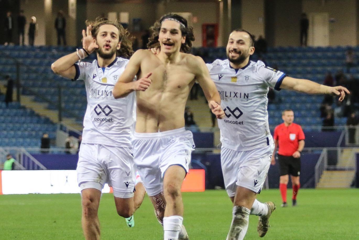 Грузинський футболіст забив фантастичний гол зі своєї половини поля у чемпіонському матчі. Відео