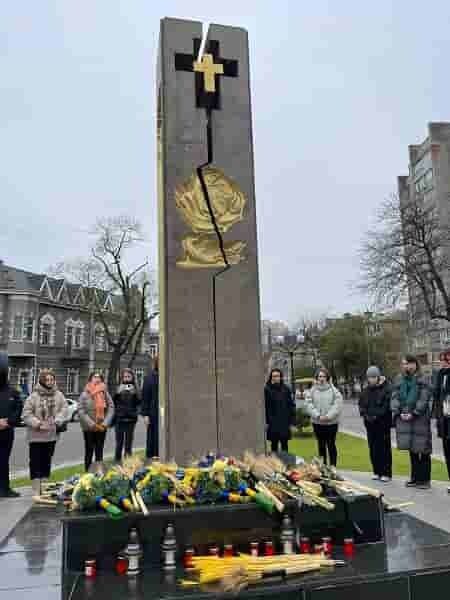 Несли цветы и зажигали лампадки: в Украине почтили память жертв Голодоморов, акции прошли в разных городах. Фото