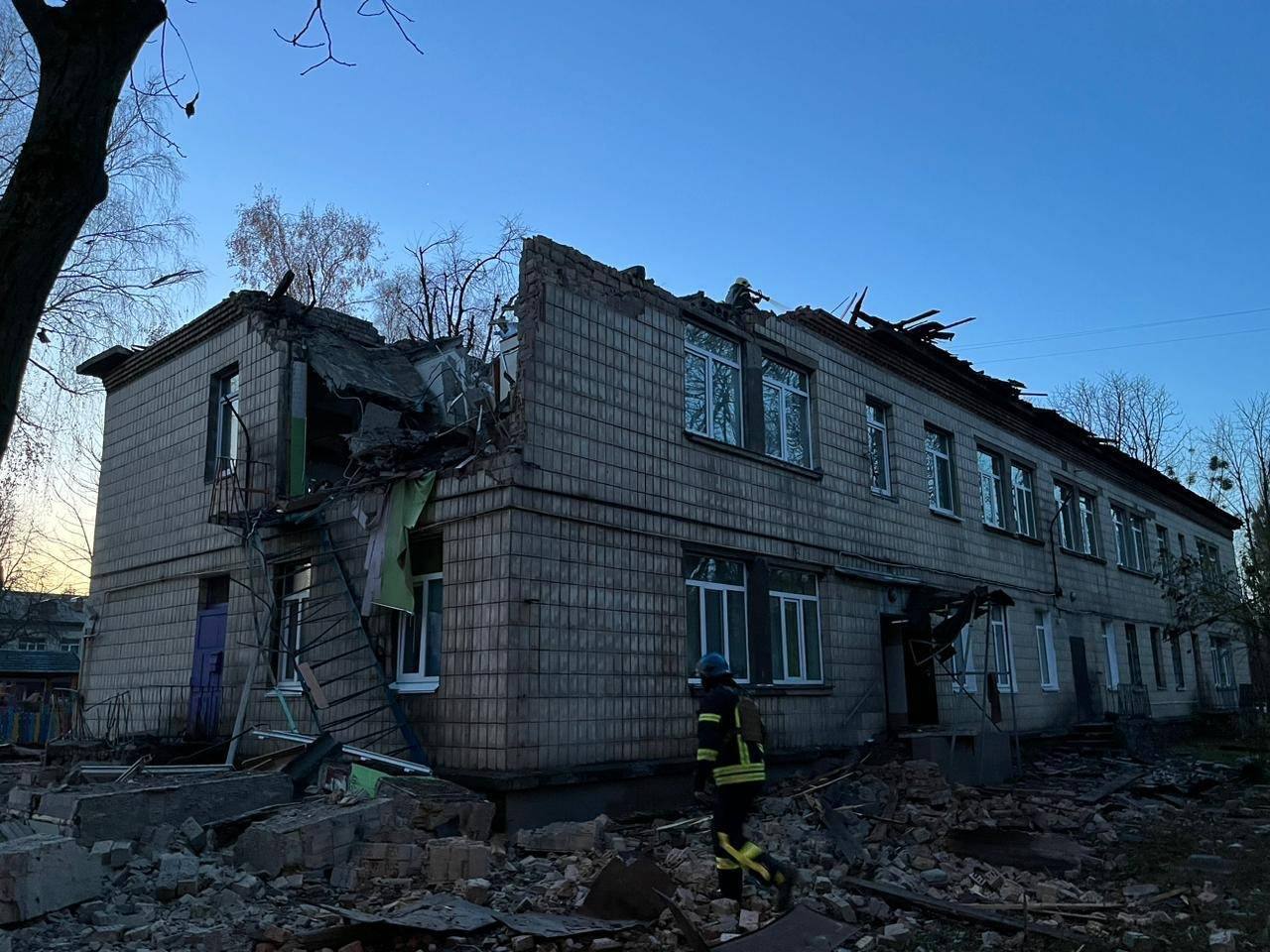 "Вибачте, що не вберегли": військові розчулили реакцією на розбитий Росією дитсадок у Києві. Відео