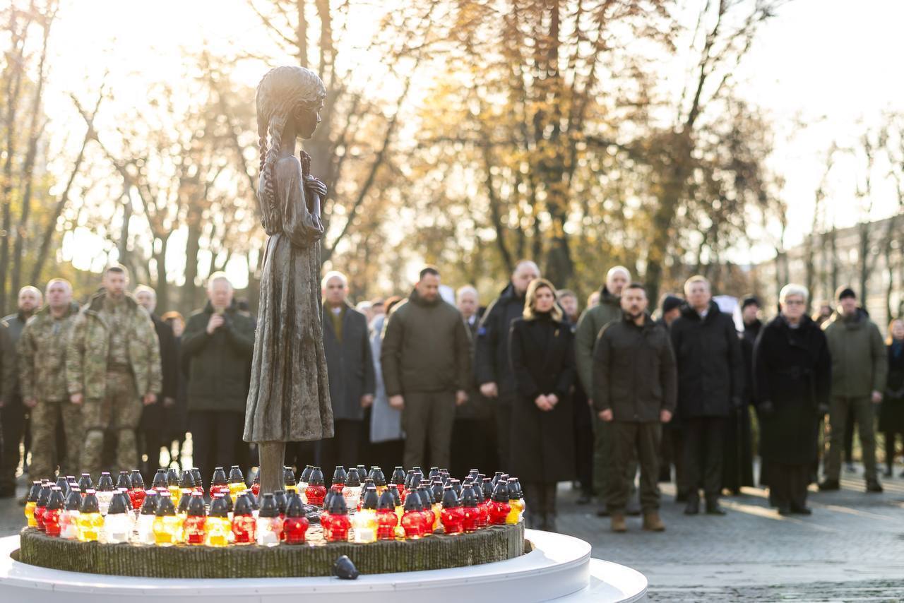 Зеленський: вшановуємо пам'ять про мільйони жертв голодоморів, так звучить український біль
