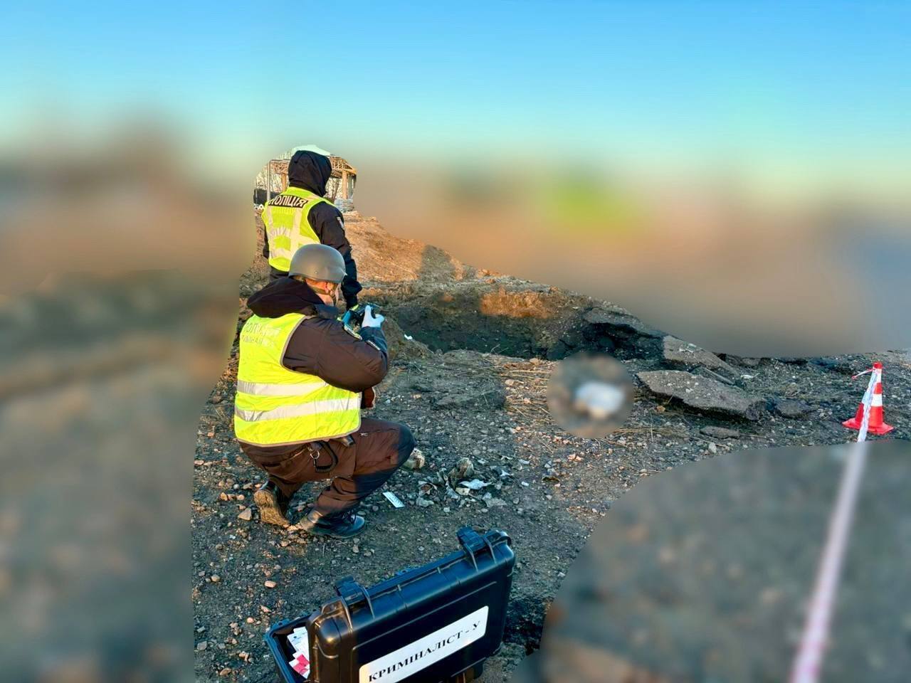 Воронка глубиной 2,5 метра: в полиции показали последствия падения вражеского беспилотника на Киевщине. Фото