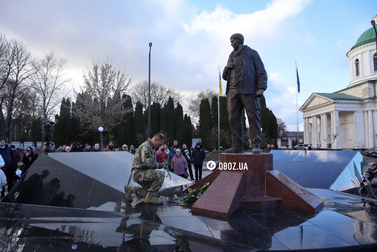 В Нежине открыли памятник Герою Мациевскому, которого россияне убили после слов "Слава Украине!". Эксклюзивные кадры
