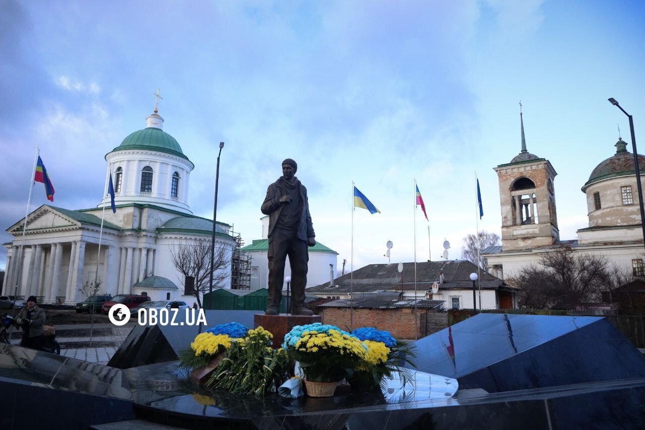 В Нежине открыли памятник Герою Мациевскому, которого россияне убили после слов "Слава Украине!". Эксклюзивные кадры