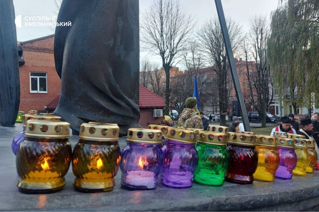 Несли квіти та запалювали лампадки: в Україні вшанували пам’ять жертв Голодоморів, акції пройшли в різних містах. Фото