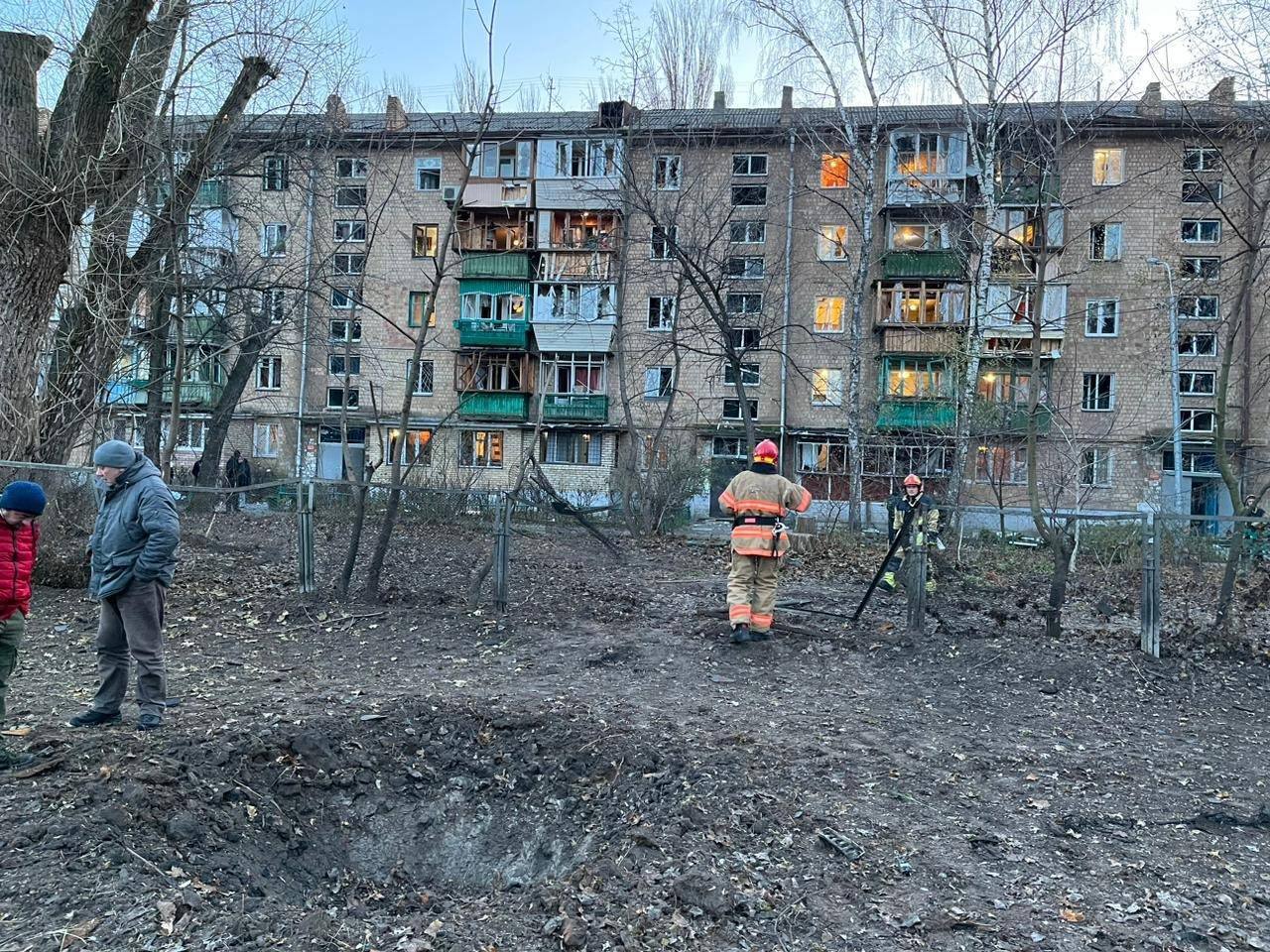 Поврежден детсад, в домах разбиты окна: в КГВА показали последствия падения обломков дронов в Киеве. Фото и видео