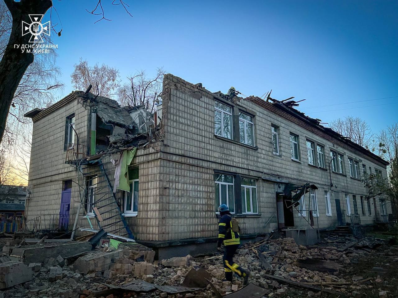 Поврежден детсад, в домах разбиты окна: в КГВА показали последствия падения обломков дронов в Киеве. Фото и видео