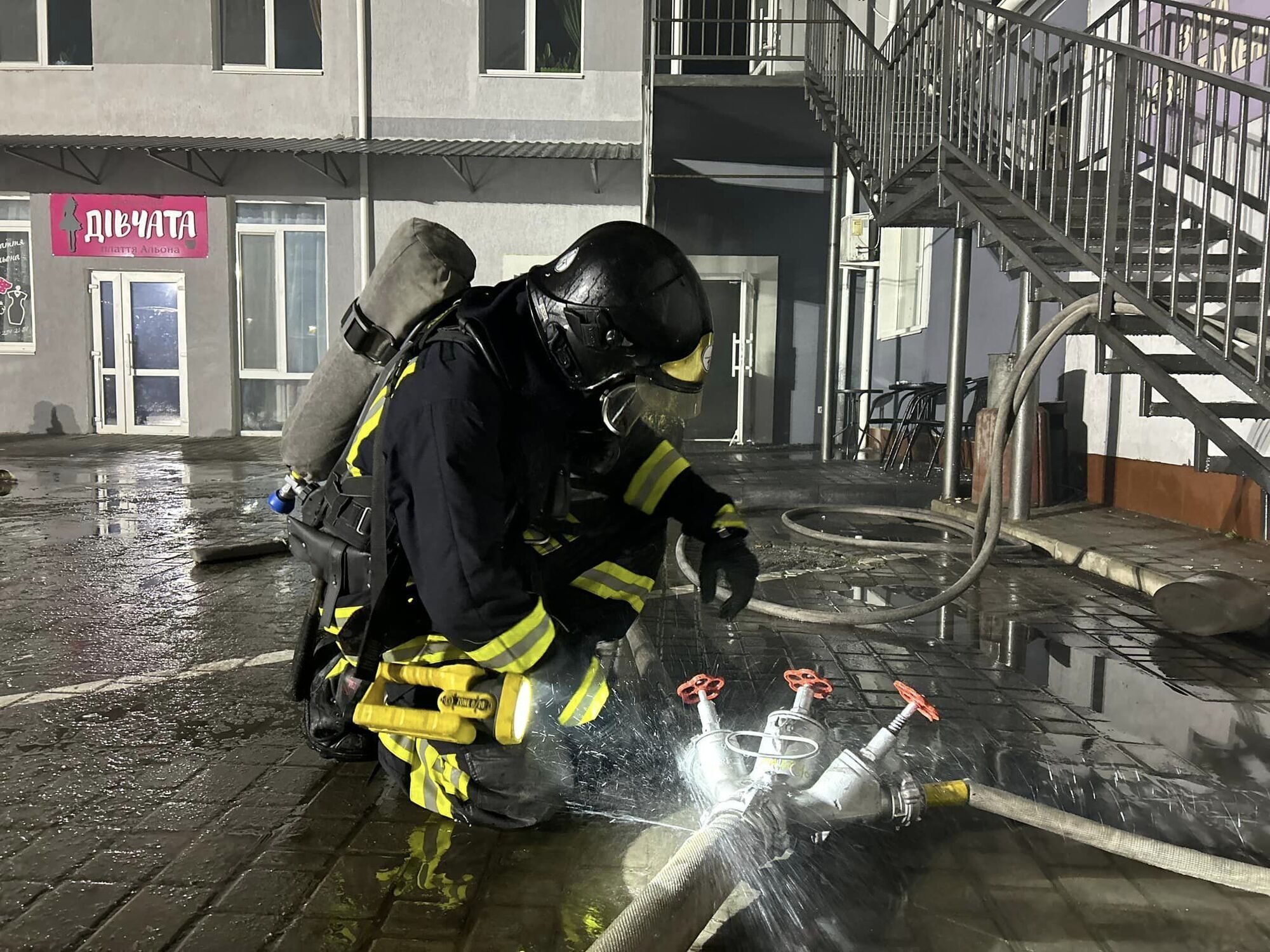 В Хмельнике в Винницкой области вспыхнул масштабный пожар: с огнем борются десятки спасателей. Фото