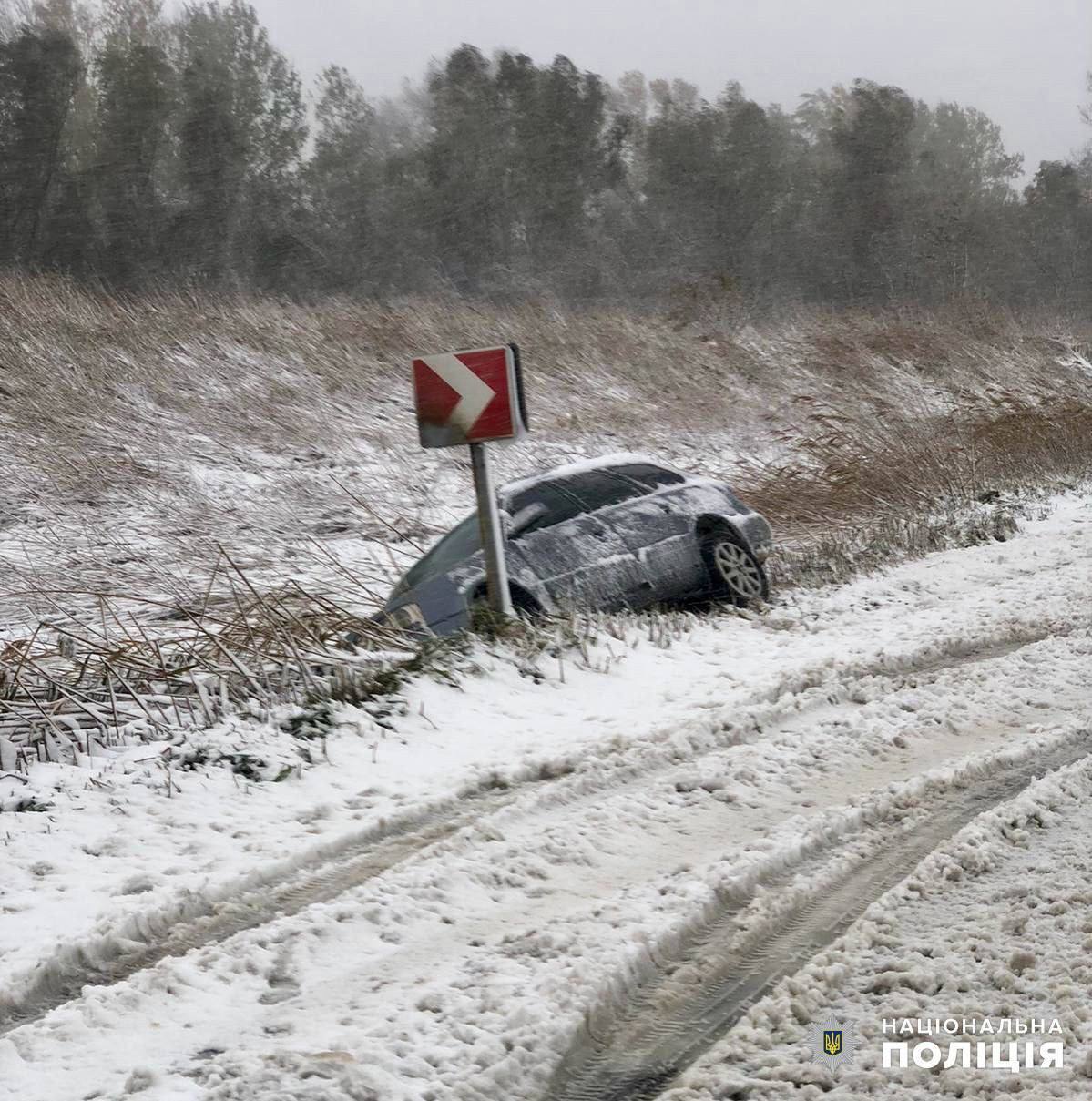 В Україні вирує зимова негода: траси позамітало снігом, населені пункти знеструмлено. Фото і відео