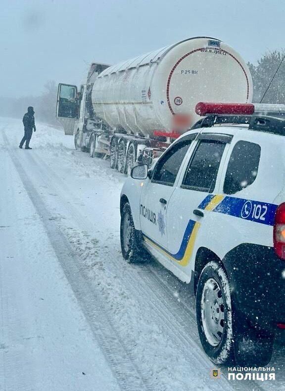 На Одещині стався сніжний апокаліпсис: на дорогах і вулицях хаос, в облцентрі вітер звалив трубу котельні. Фото і відео