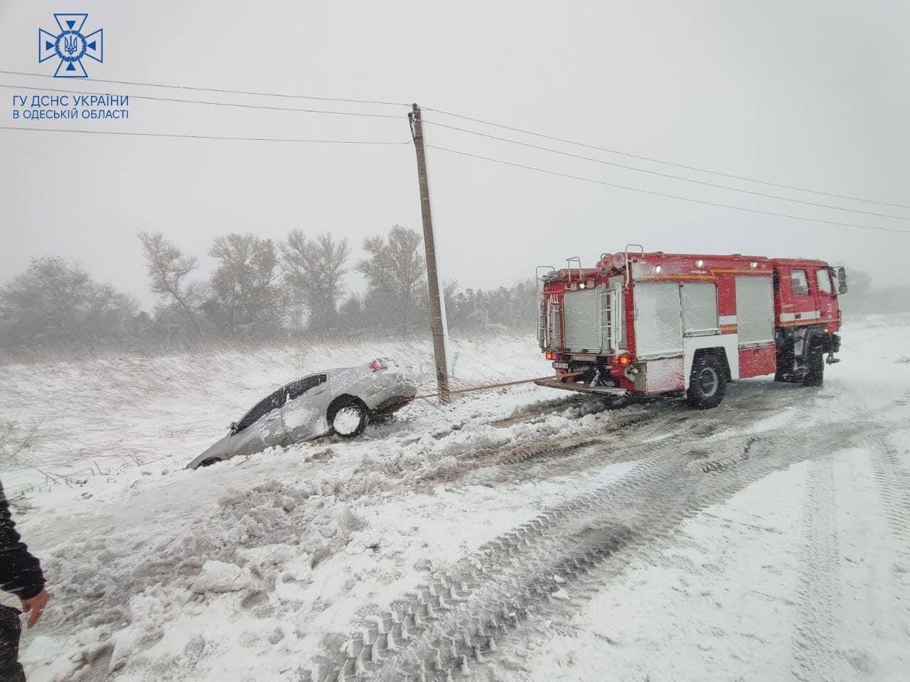 На Одещині стався сніжний апокаліпсис: на дорогах і вулицях хаос, в облцентрі вітер звалив трубу котельні. Фото і відео