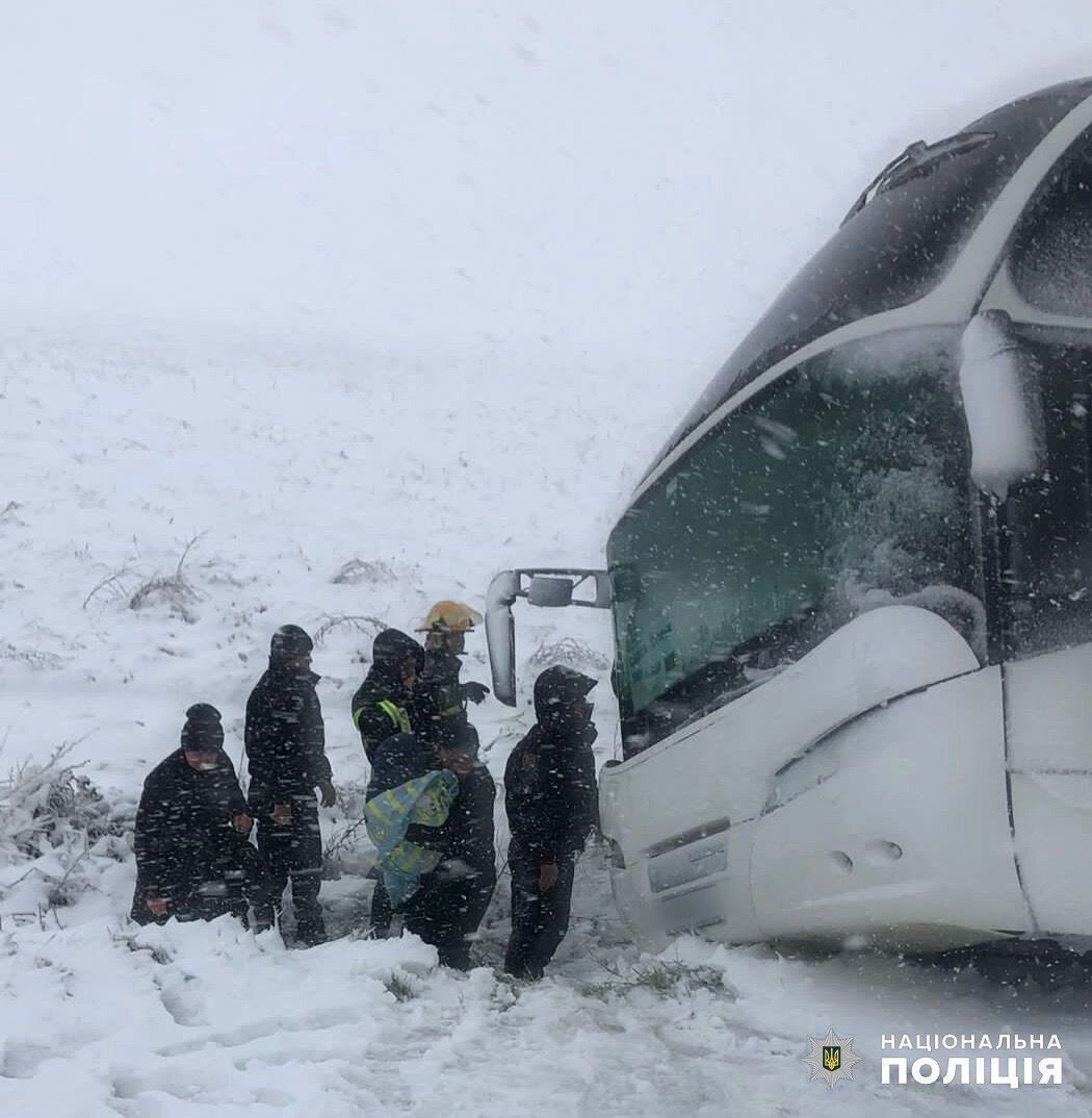 На Одещині стався сніжний апокаліпсис: на дорогах і вулицях хаос, в облцентрі вітер звалив трубу котельні. Фото і відео