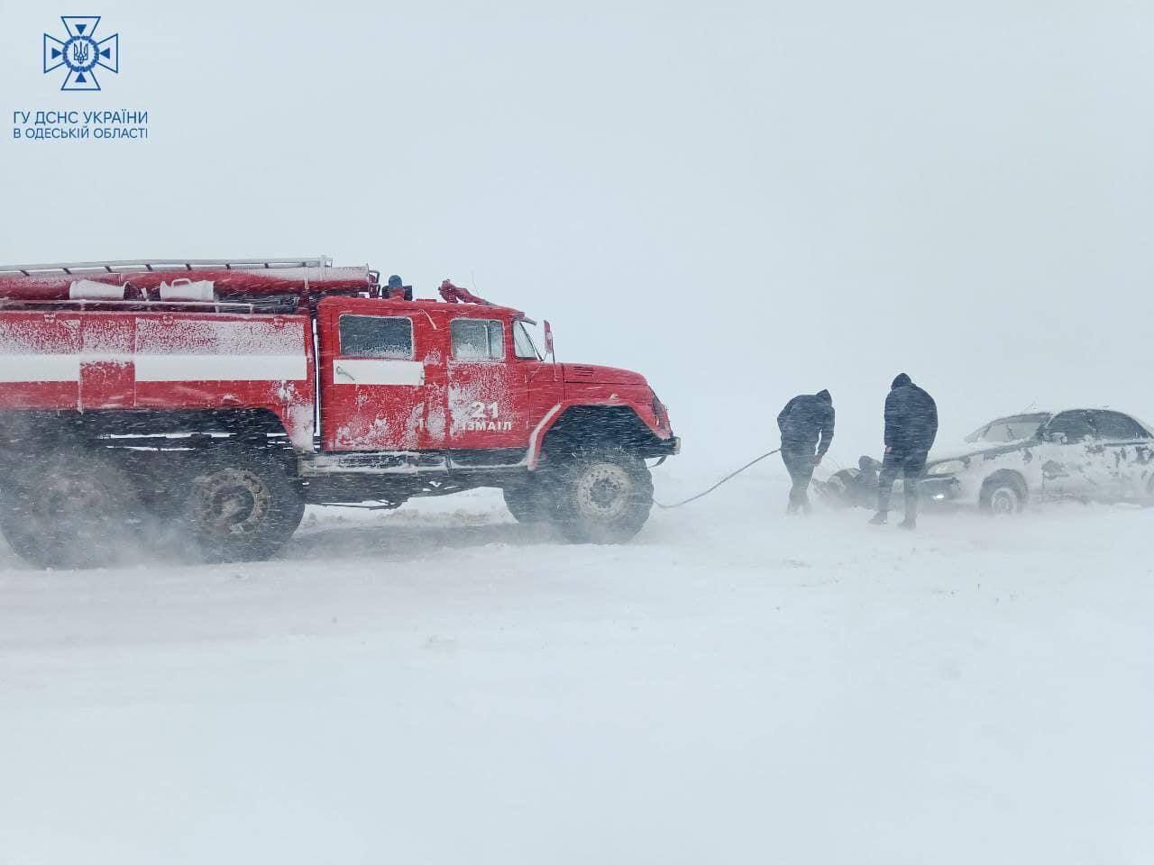 На Одесщине произошел снежный апокалипсис: на дорогах и улицах хаос, в облцентре ветер свалил трубу котельной. Фото и видео